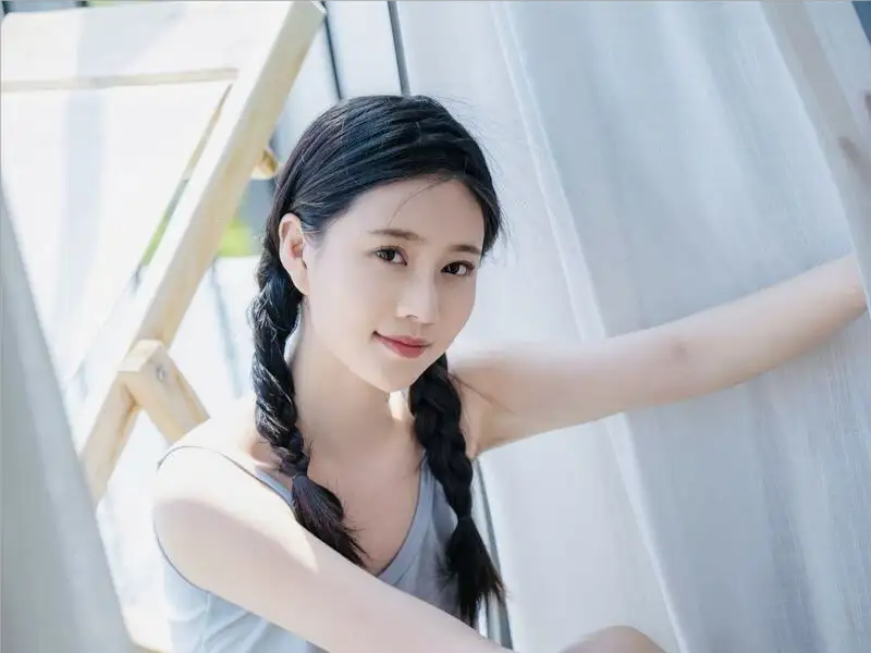 世间难得的松弛，是坐在窗边，只被阳光温柔注视
