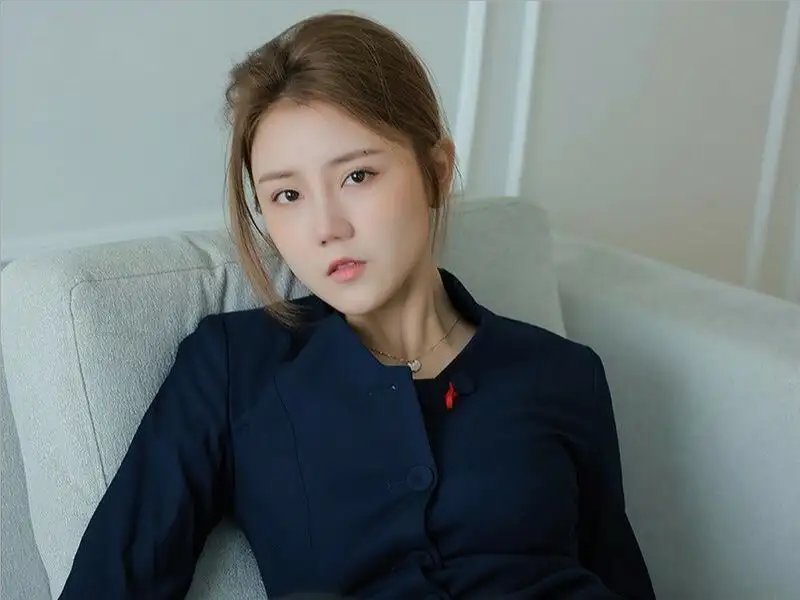 长廊灯火温柔，却照不亮心底那一段无人同行的路途
