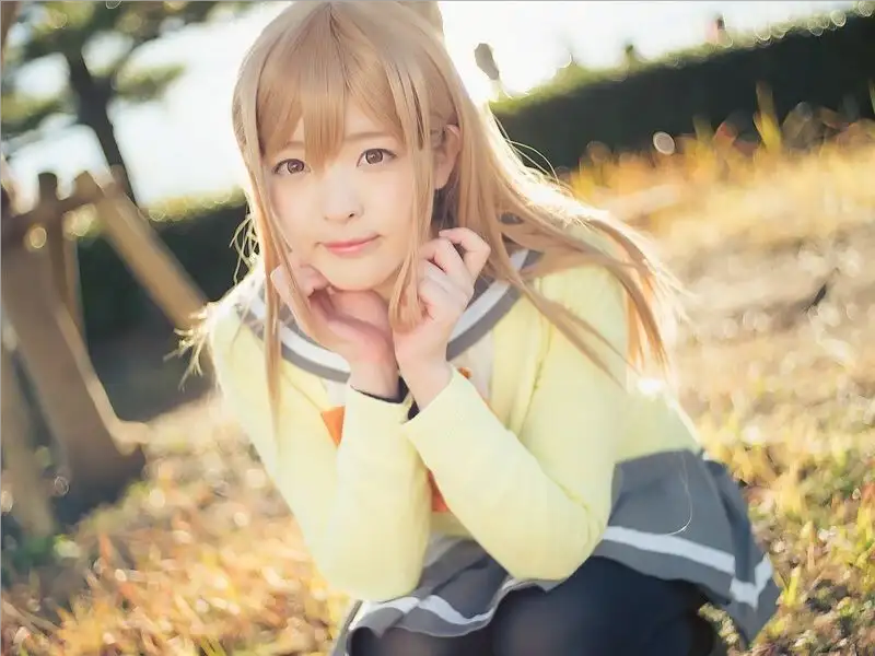 林间柔光，恰好接住少女的温柔